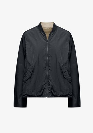 Giacca bomber nera leggera con cerniera frontale, due tasche oblique e fodera interna beige, mostrata frontalmente su sfondo bianco.