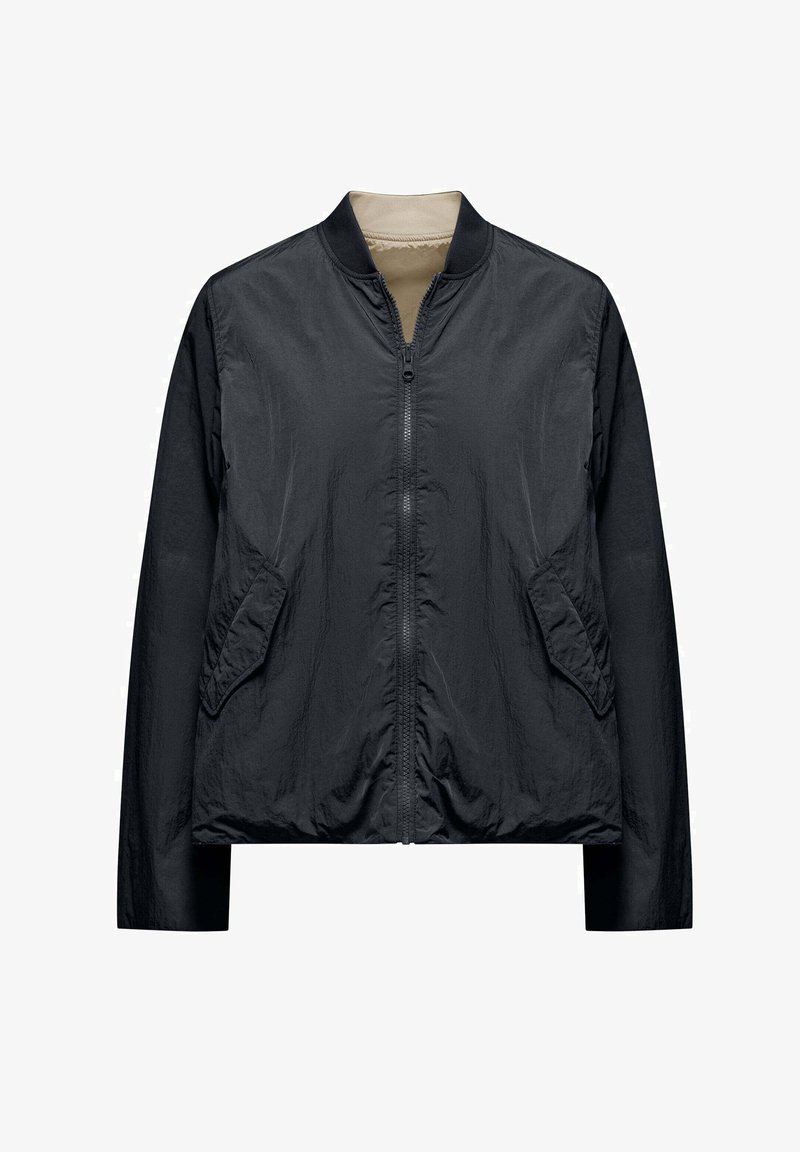 Giacca bomber nera leggera con cerniera frontale, due tasche oblique e fodera interna beige, mostrata frontalmente su sfondo bianco.