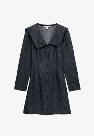 Dunkelblaues, langärmeliges, zum Knöpfen geeignetes Kleid mit weitem, wellenförmigem Kragen und feiner vertikaler Struktur, entworfen für Freizeit- oder halb-formelle Anlässe.