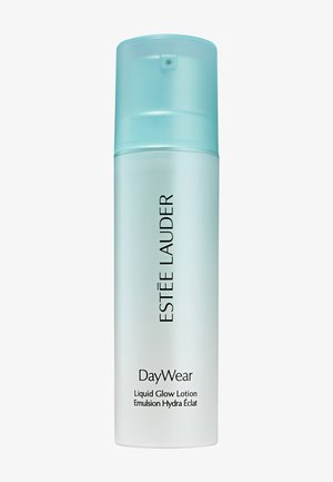 Bouteille haute givrée avec bouchon-pompe bleu clair étiquetée Estee Lauder DayWear Liquid Glow Lotion.