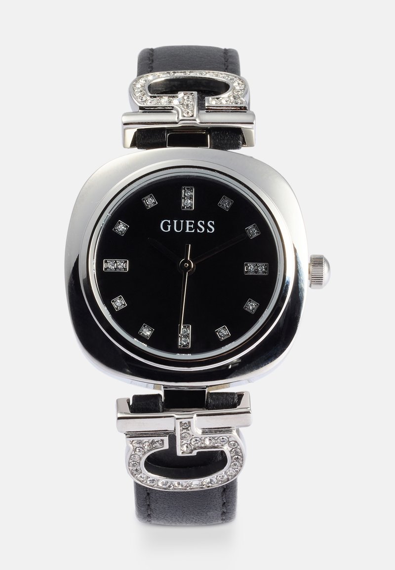 Zwarte leren strap uurwerk met een vierkante zilverkleurige behuizing, zwarte wijzerplaat, kristallen uurmarkeringen en een logo-accent met rhinestones.