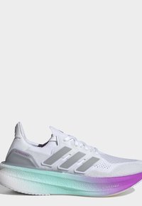 Λευκό παπούτσι για τρέξιμο Adidas Ultraboost με γκρι ρίγες και βαθμιαία σόλα σε αποχρώσεις του πράσινου, μπλε και μοβ.