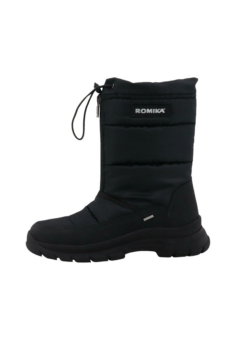 Bottes de chelsea isolées noires avec un dessus rembourré, semelle extérieure en caoutchouc et cordon de serrage réglable. Présente un branding subtil et une surface texturée.