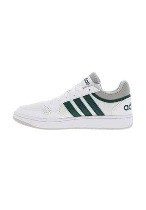 Scarpa da ginnastica Adidas bassa bianca con strisce verde scuro, colletto in rete grigia e suola bianca vista di profilo dal lato destro.