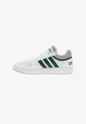 Scarpa da ginnastica Adidas bassa bianca con strisce verde scuro, colletto in rete grigia e suola bianca vista di profilo dal lato destro.