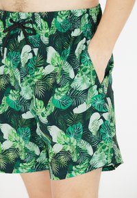 Cruz TOBY - Short de bain - print green leaf