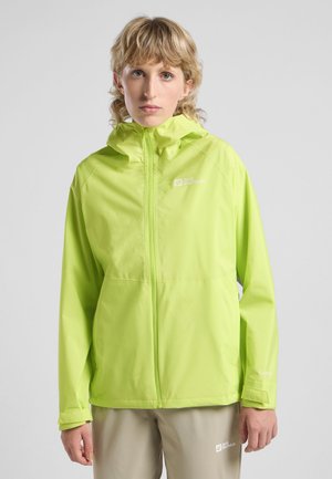 Veste imperméable vert vif avec fermeture éclair intégrale, capuche réglable et logo ; texture lisse et manches raglan pour plus de liberté de mouvement.