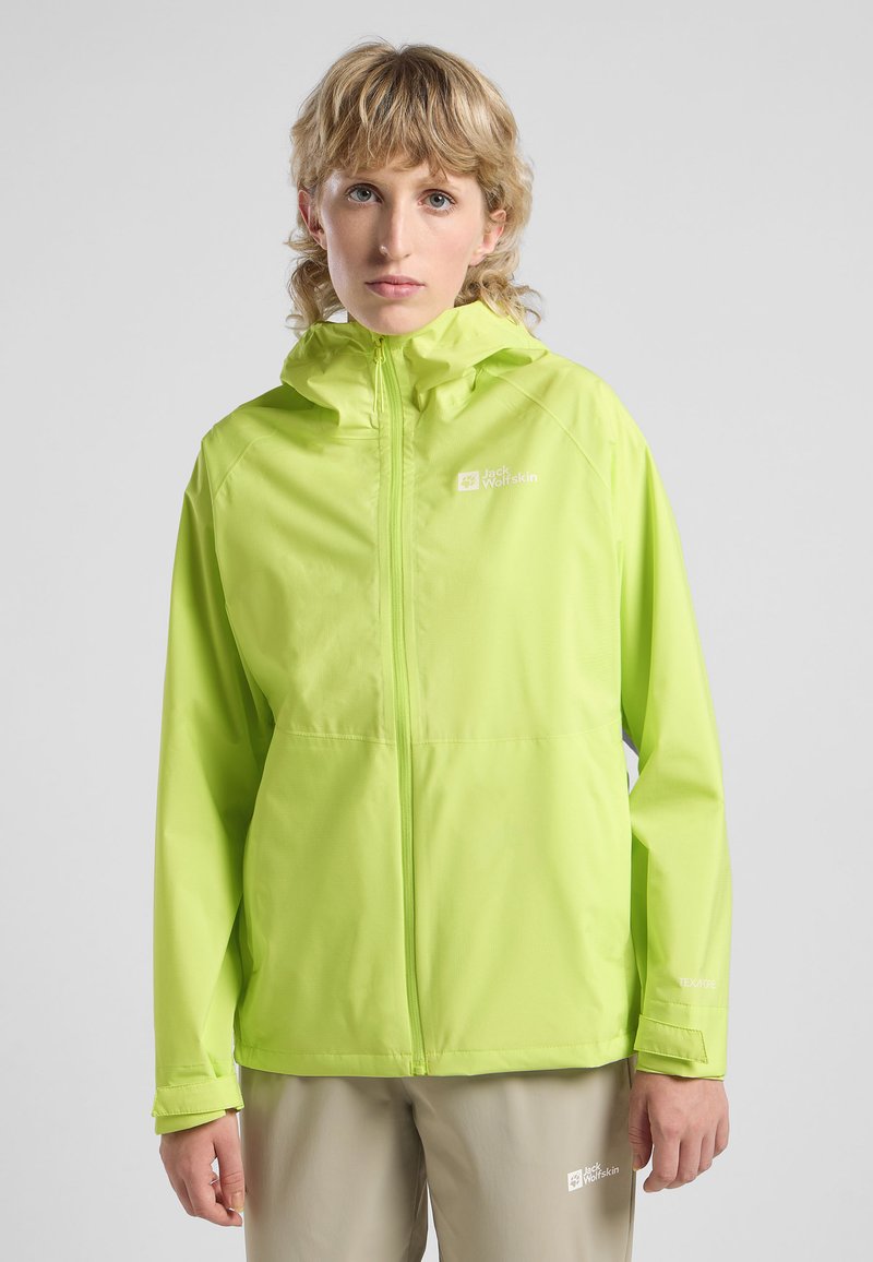 Giacca impermeabile verde brillante con zip completa, cappuccio regolabile e logo; texture liscia e maniche a raglan per facilitare i movimenti.