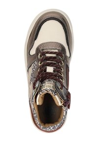 Hoge sneakers met een beige leren bovenkant, bordeauxrode veters, luipaardprint accenten en een gestructureerde bruin-grijze hak. Stippendetails op de veters.
