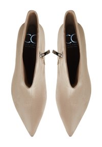 Beige enkellaarsjes met een puntige neus, gemaakt van suède, met een gladde textuur en zilverkleurige metalen details aan de voorkant.