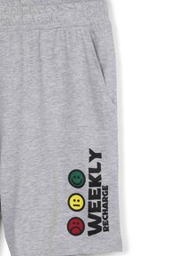Shorts in cotone grigio con vita elastica, tasche laterali e stampa con testo "WEEKLY RECHARGE" accompagnato da grafiche di faccine sorridenti in verde, giallo e rosso.
