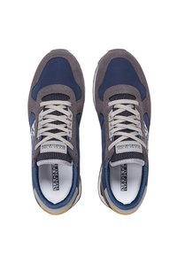 Sneaker navy e grigie con tomaia in rete testurizzata, design leggero, lacci piatti, colletto imbottito e suola in gomma. Logo sulla linguetta.