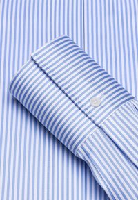 Camicia a righe azzurro chiaro e bianco con polsini bottonati, caratterizzata da una texture liscia e bordi rifiniti con cura.