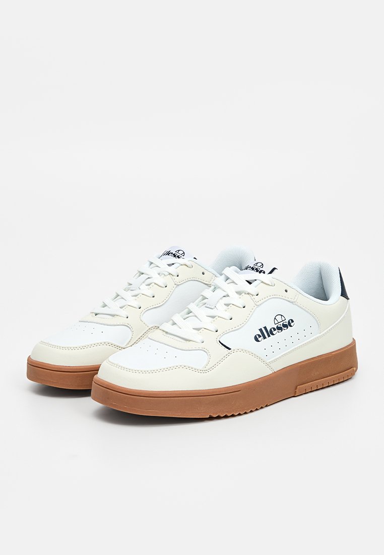 Weiße Ledersneaker mit einer Sohle aus Gummirubber. Merkmale sind eine runde Zehenform, ein Schnürdesign, ein blauer Logo und gestanzte Details an der Seite.