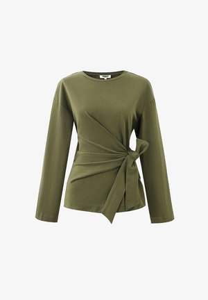 Olivgrünes Langarmoberteil mit rundem Halsausschnitt, verdrehtem Frontdesign und einem verstellbaren Bindeband in der Taille. Weicher Stoff mit angenehmer Haptik.