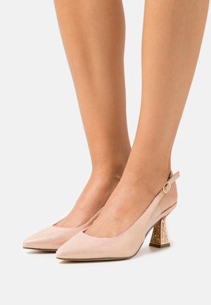 Escarpins slingbacks rose pâle avec un bout pointu, une tige texturée et un accent décoratif doré sur le talon épais.