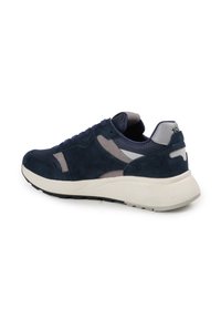 Sneaker in suede blu navy con accenti in rete grigia, suola testurizzata e lacci viola scuro. Presenta una punta arrotondata e un design con tallone imbottito.