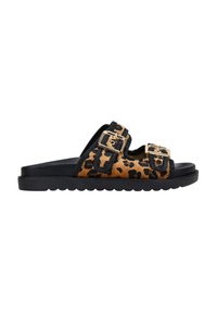Sandalia de deslizamiento con estampado de leopardo, correas negras, herrajes de doble hebilla, plantilla acolchada y suela de goma texturizada.