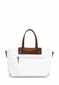 Borsa tote bianca con dettagli in pelle marrone e manici superiori. Presenta una tasca frontale con zip e accessori metallici argentati. Texture liscia.