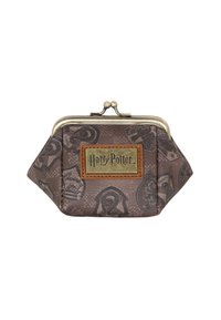 Monedero de imitación de cuero marrón con cierre de metal, que presenta un patrón en relieve de símbolos de Harry Potter y una etiqueta marrón con texto dorado.
