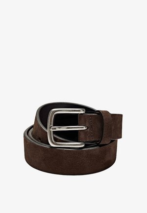 Tmavě hnědý nubukový pásek stočený s obdélníkovou stříbrnou kovovou sponou a odpovídajícím nubukovým poutkem na bílém pozadí.