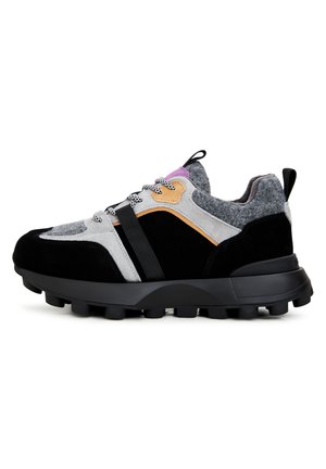 Pantofii sport multicolori, cu suede negru, fetru gri și accente portocalii. Talpa texturată cu tracțiune robustă și șireturi contrastante.