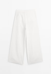 Witte wijde broekspijpen gemaakt van een lichtgewicht stof, met een vlakke taille, achterzakken en een soepele textuur.