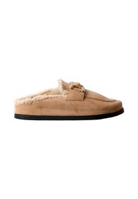 Sabot beige en daim à enfiler avec doublure en shearling crème, détail boucle dorée et semelle noire, présenté de profil sur fond blanc.