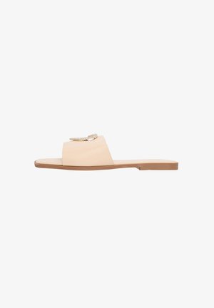 Beige slide sandaler lavet af syntetisk materiale, med en bred rem og en dekorativ guldkædeaccent på toppen. Flad sål.