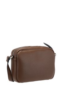 Borsa a tracolla in pelle marrone con texture, zip argentata e tracolla regolabile, su sfondo bianco.