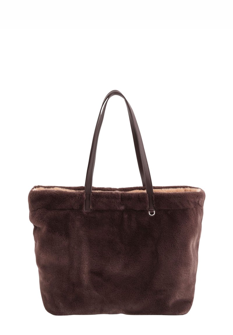 Sac fourre-tout en fausse fourrure marron avec des poignées en cuir lisse marron foncé. Texture douce, forme rectangulaire et design à ouverture supérieure.