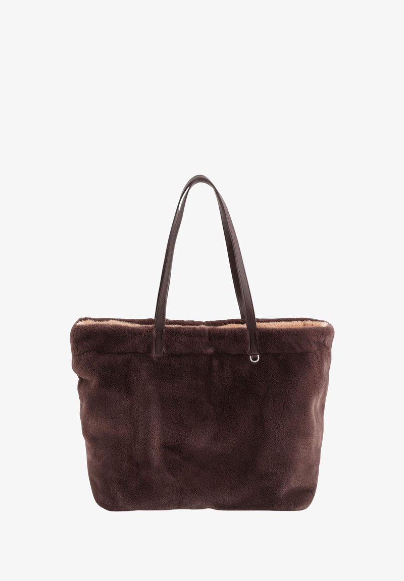Sac fourre-tout en fausse fourrure marron avec des poignées en cuir lisse marron foncé. Texture douce, forme rectangulaire et design à ouverture supérieure.