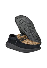Scarpe in suede nere e beige con un design a stampa leopardata, punta rotonda, lacci e suola in gomma nera testurizzata.