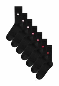 Schwarze Socken mit kleinen Herzmotiven in verschiedenen Schattierungen von Pink und Rot. Jedes Paar hat eine weiche Textur und eine klassische Crew-Form.
