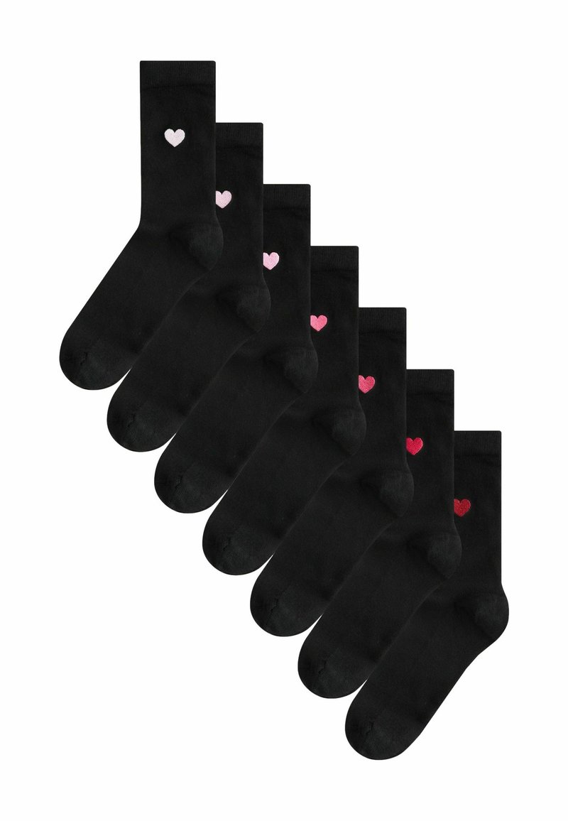 Schwarze Socken mit kleinen Herzmotiven in verschiedenen Schattierungen von Pink und Rot. Jedes Paar hat eine weiche Textur und eine klassische Crew-Form.