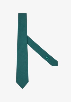 Cravatta turchese con una texture liscia, punta appuntita e un piccolo logo all'estremità più stretta. Il design è solido e privo di fantasie.
