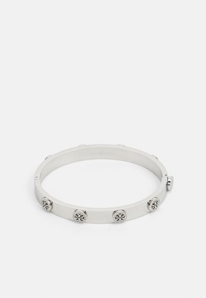 Pulseira de metal prateado com cinco acentos circulares apresentando detalhes texturizados. Superfície lisa, bordas arredondadas e um fecho discreto para encerramento.