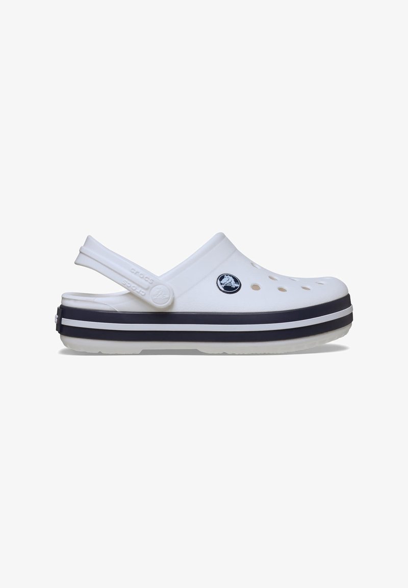 Białe klapki z paskiem, wykonane z materiału syntetycznego, z otworami wentylacyjnymi, okrągłym noskiem i granatową podeszwą w białe paski.