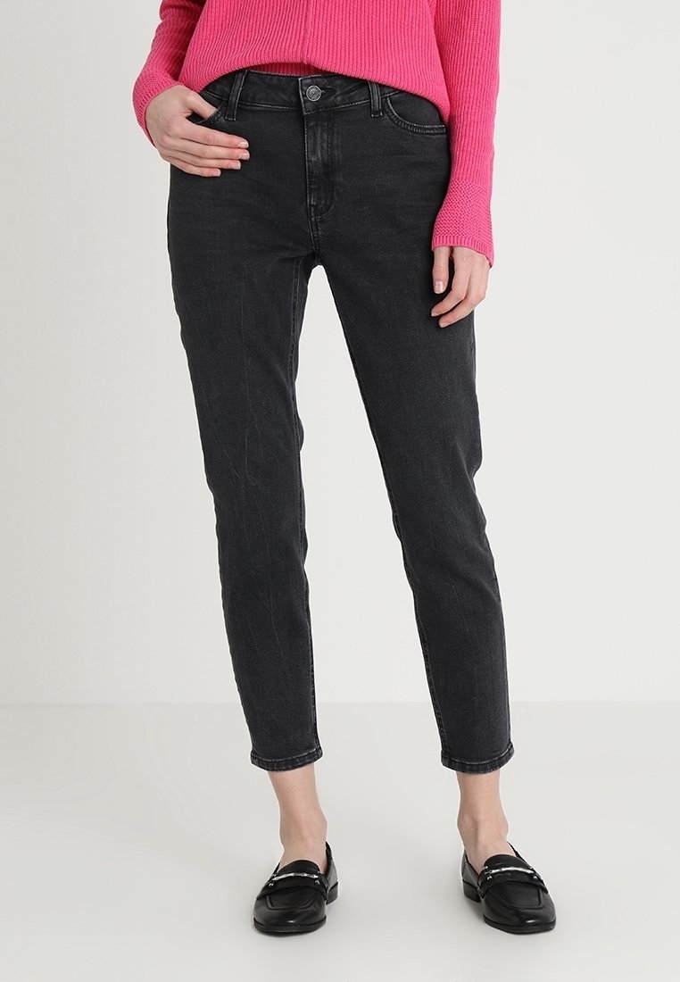 Mustat denim-farkut slim fit -mallilla ja suoraa lahjetta, joissa on taskut ja nappisuljenta, yhdistettynä kirkkaan pinkkiin ribbipaitaan.