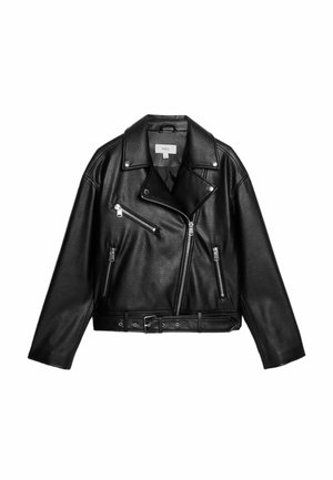 Giubbotto da motociclista in pelle nera con zip frontale asimmetrica, tre tasche con zip, colletto a scatto e vita con cintura.