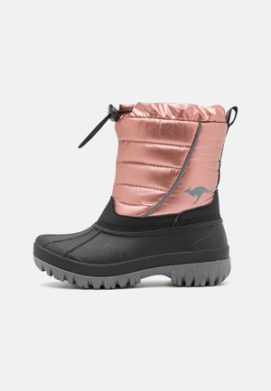 Botte d’hiver pour enfants avec semelle et pied en caoutchouc noir, dessus rembourré rose, fermeture à cordon noir et logo kangourou sur le côté.