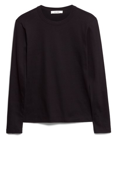 Must must sleeves ja ümar kaelusega must t-särk, mis on valmistatud tekstuuriga kangast. Sellel on sirge serv ja õmmeldud detailid kaeluses ja õlgadel.