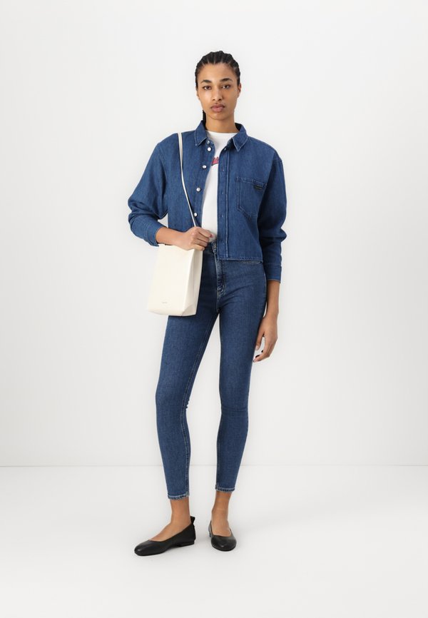 CROPPED DAD SHIRT - Button-down blouse - denim medium4