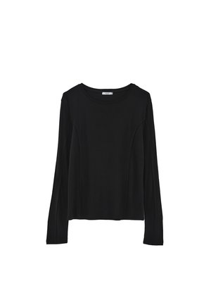 Zwarte lange mouwen top van zacht materiaal, met een ronde halslijn en een relaxed fit met gebogen zijnaad voor extra detail.