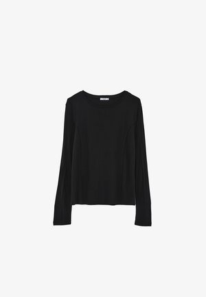 Zwarte lange mouwen top van zacht materiaal, met een ronde halslijn en een relaxed fit met gebogen zijnaad voor extra detail.