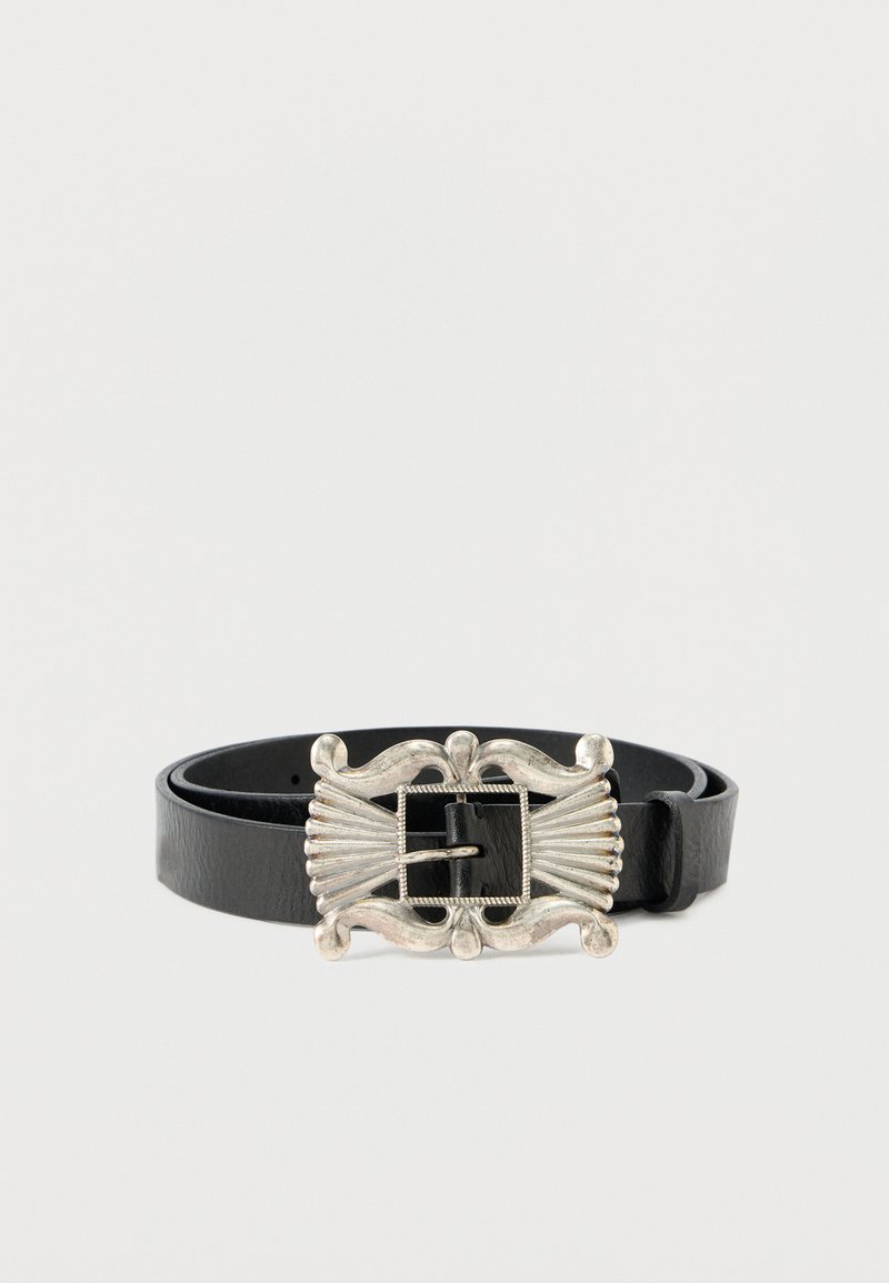 Μαύρη δερμάτινη ζώνη με περίτεχνη αγκράφα σε αση�μί τόνο με πολύπλοκες λεπτομέρειες και κεντρικό καρφί για κούμπωμα.