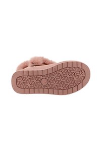 Roze faux fur schoeisel met een textuur rubberen zool met een sterpatroon en een cirkelvormig embleem, ontworpen voor comfort.