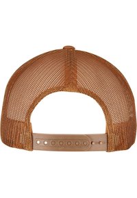 Casquette trucker en maille marron avec une sangle en plastique solide de couleur tan et ajustable, dotée d'un visière courbée et de détails cousus sur la couronne.