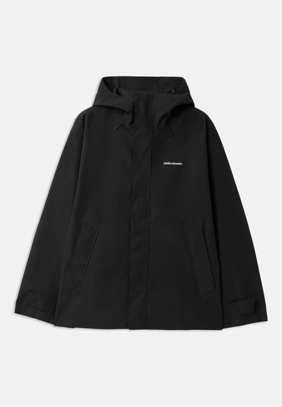 Jachetă impermeabilă neagră cu glugă, mâneci lungi, închidere cu fermoar în față și două buzunare laterale. Textură netedă cu un design minimalist.