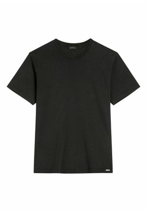 Czarny T-shirt z krótkim rękawem i okrągłym dekoltem, z małą prostokątną metalową metką na dolnym brzegu, na białym tle.